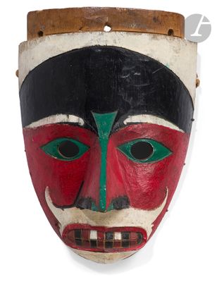 une image d'un masque en bois sur fond blanc