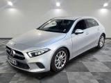 une Mercedes CLA argentée garée sur un sol à damier