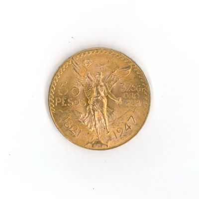 une pièce d'or représentant un ange sur un fond blanc