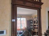 un grand miroir dans le coin d'une pièce