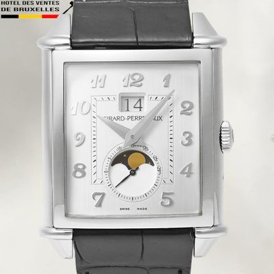 une image montrant un gros plan d'une montre-bracelet dont le cadran est orné d'une lune