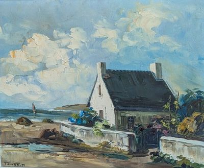 une peinture à l'huile représentant une maison au bord de l'eau, avec un voilier en arrière-plan