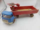 un camion miniature posé à côté d'un récipient en verre