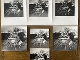 quatre photographies en noir et blanc représentant une table et des chaises, affichées sur un tableau en liège