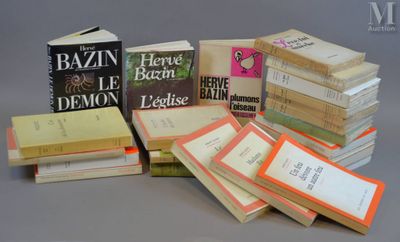 plusieurs livres sont empilés sur une table