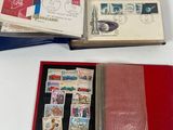 un livre rouge orné de timbres, posé sur une table
