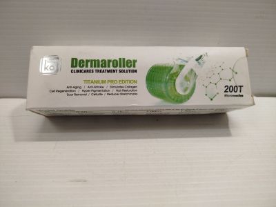 une photo d'un tube de dermaroller posé sur une table