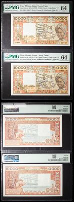 Quatre types différents de billets de banque sont exposés dans une vitrine.