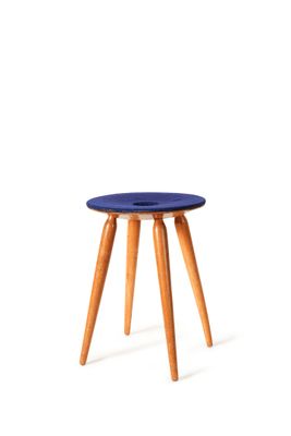 un petit tabouret bleu aux pieds en bois sur fond blanc