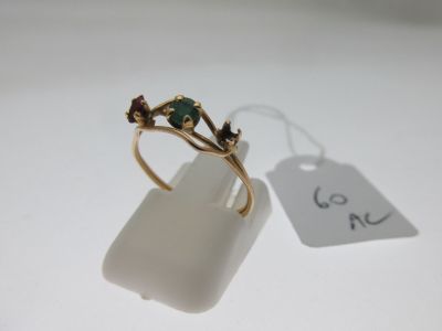 gros plan d'une bague sur une surface blanche avec une étiquette de prix