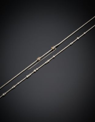 une paire de colliers en argent et en or sur fond noir
