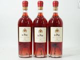 trois bouteilles de vin posées les unes à côté des autres sur une surface blanche