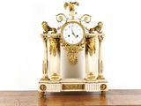 une horloge posée sur une table