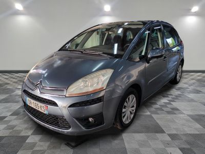 la citrole grise est garée dans le garage sur un sol en damier