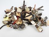une pile d'objets assortis sur une surface blanche