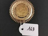 une pièce d'or à laquelle est attachée une étiquette de prix