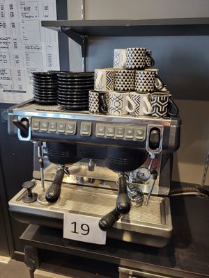 une machine à café posée sur une table