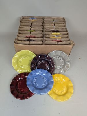une boîte contenant un assortiment d'assiettes et de bols posée sur une table