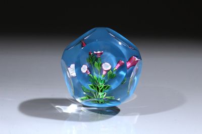 un vase en verre contenant des fleurs, posé sur une table