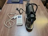 une table sur laquelle se trouvent un téléphone portable, un autre téléphone portable et une cafetière