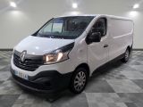 la camionnette blanche est garée sur un sol carrelé en damier