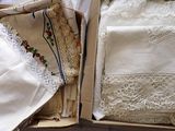 une boîte remplie de mouchoirs blancs posée sur une table