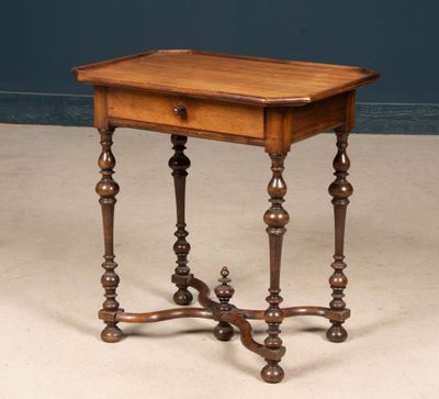 Table de salon en noyer, plateau à gorge à pans coupés, ouvr… - Photo 1