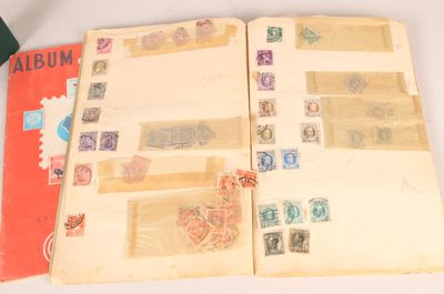 un livre ouvert avec des timbres, posé sur une table