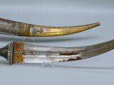 deux pièces d'argent et d'or sur un fond blanc