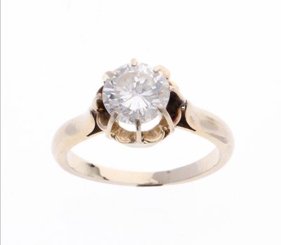 Bague ornée d’un diamant taille brillant monté en solitaire …