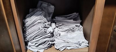 beaucoup de serviettes pliées rangées dans une armoire