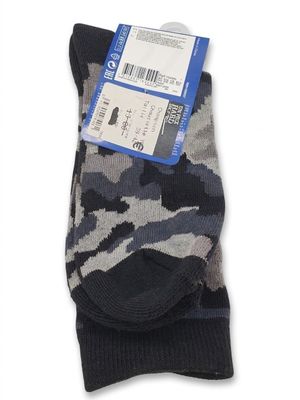 chaussettes pour homme avec un motif camouflage sur fond blanc