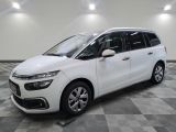 la citrole blanche est garee sur un carrelage en damier
