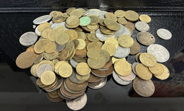 Un lot de pièces de monnaies démonétisées (une pièce Louis XVI tr