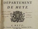 un vieux livre avec l'image d'un blason