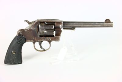 un vieux revolver avec un canon en bois sur fond blanc