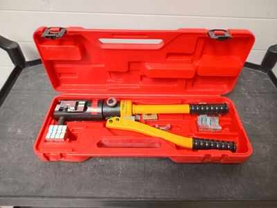 une caisse à outils rouge avec des outils sur une table