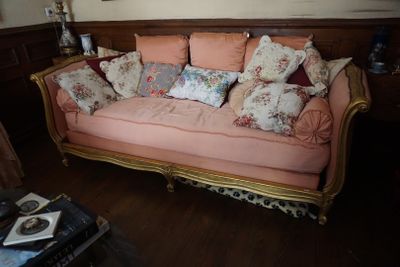 un canapé recouvert de nombreux coussins dans un salon