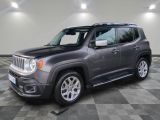 La Jeep Renegade est garée dans une grande pièce au sol carrelé.