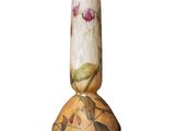 un vase orné de fleurs sur fond blanc