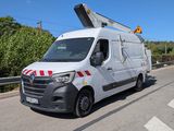 une camionnette blanche qui roule sur la route