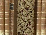 de nombreux livres posés sur une table