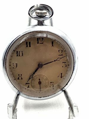 Montre à gousset en métal. Elle est fonctionnelle.