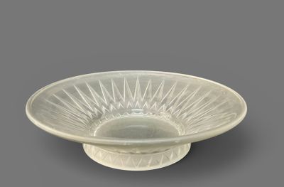 une image représentant un bol en verre orné d'un motif décoratif sur le bord