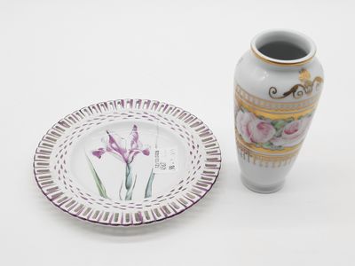 un vase et une assiette posés l'un à côté de l'autre sur une table