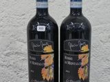 deux bouteilles de vin posées sur une table en bois