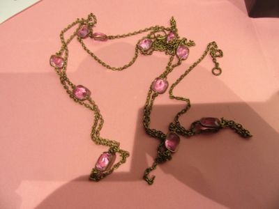SAUTOIR EN METAL ET PIERRES ROSES FANTAISIE (à réparer…