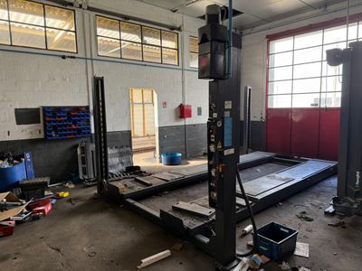 l'image d'un garage contenant de nombreux outils