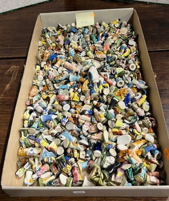 une boîte en carton remplie d'une multitude d'aimants de toutes sortes