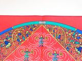 écharpe aux couleurs vives, ornée d'oiseaux et de volutes sur fond rouge